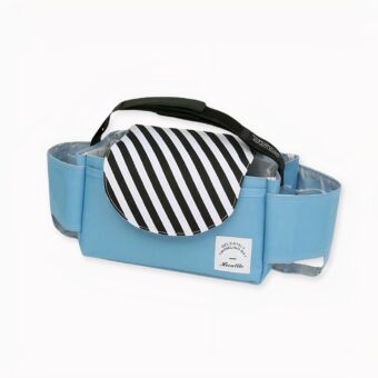 Descubra esta elegante bolsa para el cochecito que es perfecta para llevar todos los artículos esenciales de su bebé durante los desplazamientos. La bolsa está fabricada en poliéster de alta calidad y cuenta con dos pequeños bolsillos para biberones, un gran compartimento principal para pañales, ropa de cambio, una toalla o cualquier otra cosa. La bolsa es ligera y práctica, lo que facilita su transporte.