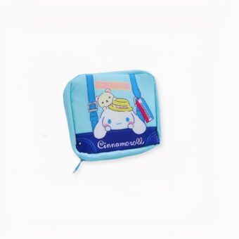 ¿Busca una forma elegante y discreta de guardar sus compresas? No busque más: nuestra bolsa de almacenamiento de compresas para mujer. Esta bolsa está fabricada con tejido oxford de alta calidad y presenta un estampado a la moda. Es lo suficientemente pequeña como para deslizarla en su bolso o mochila, pero lo suficientemente espaciosa como para guardar todos sus suministros necesarios.