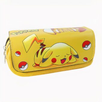 Estuche escolar amarillo con Pikachu en la barriga. Una solapa de polipiel cierra el estuche de dos compartimentos.