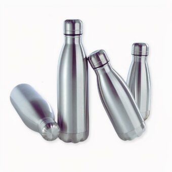 ¿Es usted una de esas personas a las que les gusta estar bien organizadas? Entonces, ¡nada mejor para acompañar su nueva mochila que esta práctica y elegante botella de agua de acero inoxidable!