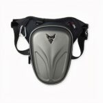 Mochila rígida de alta calidad para moto en color gris sobre fondo gris claro.