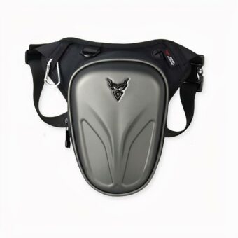 Mochila rígida de alta calidad para moto en color gris sobre fondo gris claro.