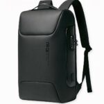 Presentamos la mochila ergonómica Deluxe en negro, la mochila ideal para los profesionales en movimiento. Esta mochila se ha diseñado pensando en su comodidad y bienestar, con correas ergonómicas para los hombros y un panel dorsal transpirable que le mantendrá cómodo incluso cuando lleve una carga pesada. Además, el gran compartimento principal y los múltiples bolsillos organizadores le permiten tener a mano todos sus objetos esenciales, tanto si se dirige a la oficina como si viaja por negocios. Tanto si busca una mochila que se adapte a su estilo de vida activo como una que le ayude a mantenerse organizada en sus desplazamientos, la mochila ergonómica Deluxe de color negro es la elección perfecta.