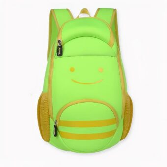 Por término medio, un niño de preescolar o primaria lleva una mochila que pesa entre el 15 y el 20% de su peso corporal. ¡Eso es mucho para unos hombros pequeños! Entonces, ¿qué puede hacer para aligerar la carga de su hijo? Tenemos la solución: la mochila verde ergonómica para niños. Esta mochila está diseñada para reducir la tensión de los jóvenes hombros y espaldas. Está repleta de características adaptadas a los niños, como bolsillos de malla para almacenamiento adicional y un panel trasero acolchado para mayor comodidad. Tanto si su hijo va al colegio como de excursión con la familia, ¡la mochila verde ergonómica es la forma perfecta de aligerar su carga!