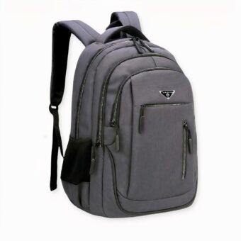Cuando busca una nueva mochila, quiere algo que sea cómodo de llevar, que ofrezca mucho espacio y que además tenga buen aspecto. La mochila ergonómica de gran capacidad gris oscuro tiene todas estas características y más. Esta mochila está diseñada para que sea cómoda de llevar, incluso cuando está llena de cosas. Las correas ajustables para los hombros facilitan el ajuste perfecto, y el panel acolchado de la espalda garantiza que no se sentirá incómodo aunque la lleve puesta durante largos periodos. Además, el color gris oscuro es perfecto tanto para hombres como para mujeres. Si busca una mochila que ofrezca mucho espacio, ésta es la opción perfecta. Tiene un gran compartimento principal, así como varios bolsillos más pequeños, para que pueda organizar fácilmente todas sus cosas. Y con una capacidad de peso de 15 kg, podrá llevar todo lo que necesite para una escapada de fin de semana o un viaje largo. Así pues, si busca una nueva mochila cómoda, elegante y espaciosa, la mochila ergonómica de gran capacidad gris oscuro es la opción perfecta.