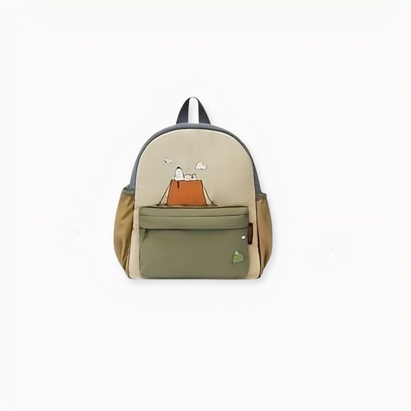 Esta magnífica mochila de lona de Snoopy para niños pequeños es perfecta para acompañar a su hijo allá donde vaya. Fabricada con un tejido duradero y ligero, esta mochila es muy práctica y fácil de llevar. Esta mochila es una gran elección para los niños.