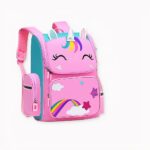 Mochila escolar infantil de unicornio rosa sobre fondo blanco. Tiene dos correas rosas para los hombros y un bolsillo en la parte delantera y lateral.