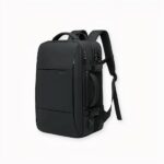 Esta mochila impermeable para portátil es la compañera ideal para viajeros y trabajadores en movimiento. Fabricada con materiales de alta calidad, ofrece una protección duradera contra la humedad y los elementos.