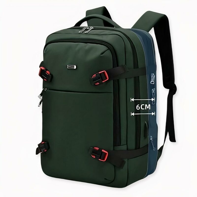 Una gran mochila verde sobre fondo blanco. Tiene cuatro cremalleras negras y rojas en la parte delantera, un asa en la parte superior y dos correas para los hombros en la parte trasera.
