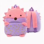Esta mochila infantil Erizo CP es la compañera ideal de los pequeños aventureros. Diseñada para ser robusta y duradera, está fabricada con tejido de poliéster resistente a la intemperie y a las manchas.