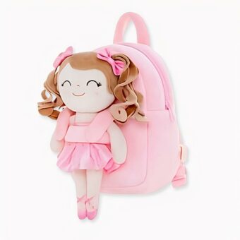 mochila CP infantil rosa con un muñeco de peluche de una niña vestida de bailarina de ballet en la parte delantera, sonriendo con los ojos cerrados.