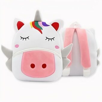 Mochila escolar de terciopelo con forma de cabeza de unicornio blanco con una pequeña melena multicolor y hocico rosa, mostrada por delante y al fondo. La mochila también se muestra por detrás, donde se ven las correas rosas.