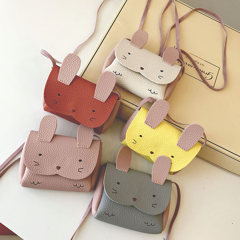 cinco bandoleras CP dispuestas una al lado de la otra en diferentes colores: blanco, marrón, beige, verde y amarillo