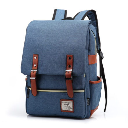 mochila azul para portátil de hombre, presentada sobre fondo blanco