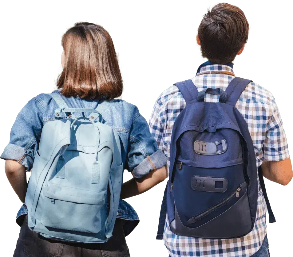 1 hombre y una mujer por detrás con mochilas