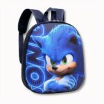 Pequeña mochila rígida azul para niños con Sonic sobre fondo gris claro