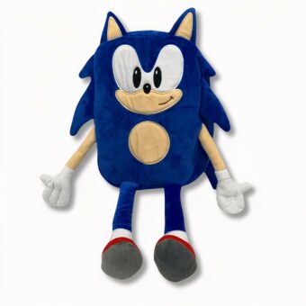 Mochila azul con la forma del personaje de peluche Sonic sobre fondo gris claro