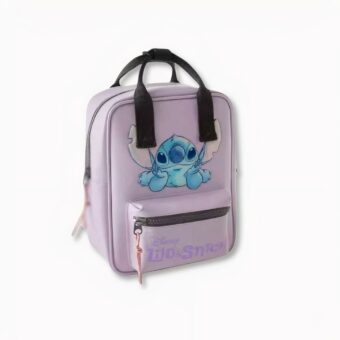 Pequeña mochila infantil morada con Stitch sobre fondo gris claro