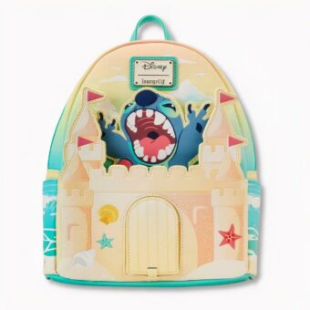 Pequeña mochila infantil con Stitch en un ambiente playero sobre fondo gris claro