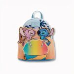 Mochila azul y beige con los personajes Stitch y Angel sorbiendo un cóctel en la playa, sobre fondo gris claro