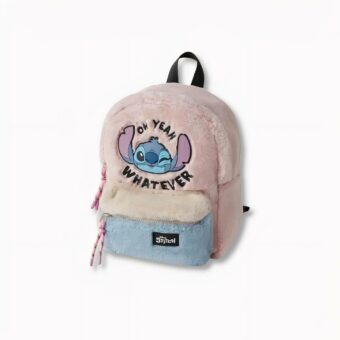 Suave mochila infantil en la que aparece Stitch con "oh yeah whatever" escrito sobre un fondo gris claro