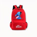 Mochila infantil roja con el personaje de Stitch en la parte delantera y Lilo y Stitch escrito en el bolsillo delantero, sobre un fondo gris claro