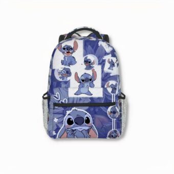 Mochila infantil azul con Stitch sobre fondo gris claro