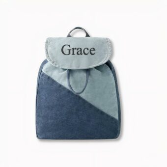 Mochila infantil vaquera azul personalizada con el nombre de Grace sobre fondo gris claro