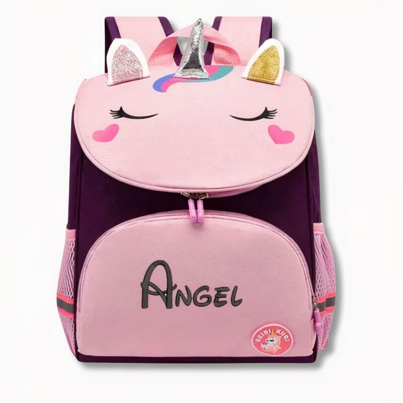 IMG_sac_dos_perso_licorne_presentation.jpeg Mochila infantil morada y rosa con diseño de unicornio y Ángel escrito sobre fondo gris claro