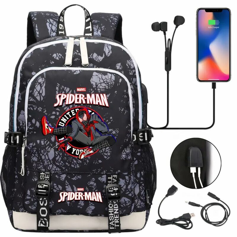 Foto de una mochila negra con motivos de telarañas grises. El personaje que aparece en el centro de la mochila es Spiderman Miles Morales, su atuendo está representado por telarañas, todas de color negro, también tiene una chaqueta con capucha gris y roja y unos pantalones cortos grises, todo sobre su disfraz. También tiene un par de zapatillas rojas y blancas. Hay dos logotipos Marvel de Spiderman. A la derecha, un cable para recargar el teléfono móvil y unos auriculares para escuchar música. En la esquina inferior derecha, puede ver la imagen del conector y los dos cables compatibles con él.