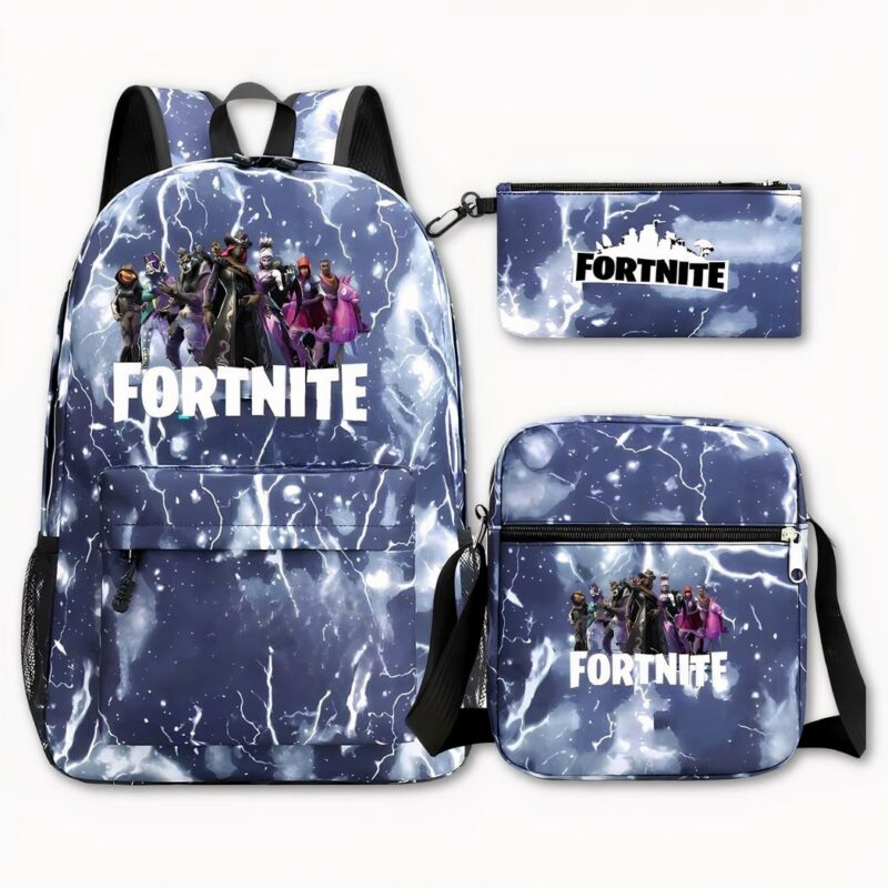 Foto de una mochila de Fortnite, un famoso videojuego. La mochila presenta gráficos de rayos blancos sobre un fondo azul. La parte delantera de la mochila muestra una imagen de un personaje del juego, con Fortnite escrito en blanco debajo. A la derecha de la imagen, en la parte superior, hay una bolsa con el logotipo de Fortnite en blanco y negro, con el mismo diseño que la bolsa, y abajo a la derecha, una bandolera con el mismo diseño y motivo que la mochila. El fondo es gris claro.