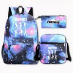 Foto de una mochila de Fortnite con un tema de galaxias rosas, moradas y azules. El fondo es espacial con estrellas. En la parte delantera de la bolsa hay seis personajes en forma de sombras blancas, cada uno haciendo un baile diferente con Fortnite escrito en blanco encima. A la derecha de la imagen hay una bolsa con el mismo diseño, pero con el logotipo de Fortnite escrito en negro. La bandolera tiene el mismo diseño y motivo que la mochila. Todo sobre un fondo gris claro.