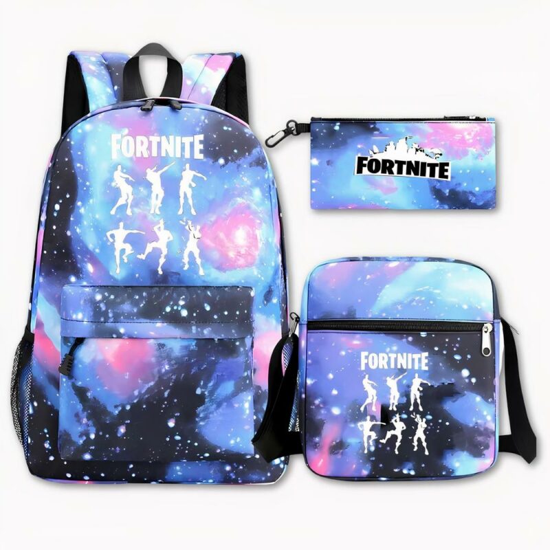 Foto de una mochila de Fortnite con un tema de galaxias rosas, moradas y azules. El fondo es espacial con estrellas. En la parte delantera de la bolsa hay seis personajes en forma de sombras blancas, cada uno haciendo un baile diferente con Fortnite escrito en blanco encima. A la derecha de la imagen hay una bolsa con el mismo diseño, pero con el logotipo de Fortnite escrito en negro. La bandolera tiene el mismo diseño y motivo que la mochila. Todo sobre un fondo gris claro.