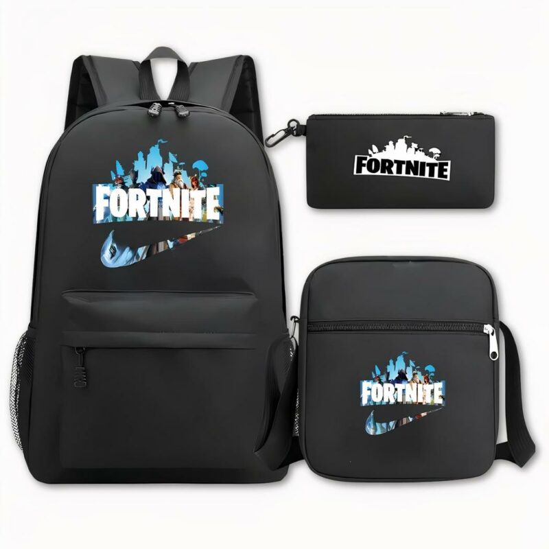 Foto de una mochila de Fortnite. Es de color negro, la mochila de la izquierda de la foto tiene escrito Fortnite en blanco en la parte delantera, en el fondo hay una imagen de varios personajes, luego debajo está el cartel de la marca Nike con la misma imagen de fondo. A la derecha de la foto, en la parte superior, hay una bolsa con el logotipo de Fortnite en negro. En la parte inferior derecha, hay una bandolera con los mismos motivos que la mochila. El fondo es gris claro.
