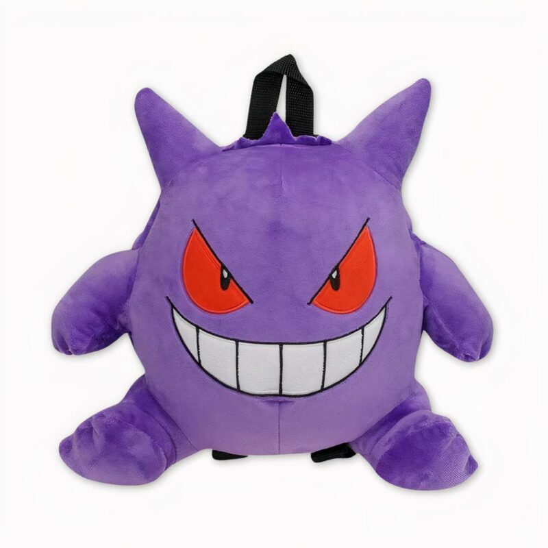 IMG_06_2024_sac_à_dos_pokemon_ectoplasma_en_peluche_8.jpeg Foto de una mochila Pokémon, El Pokémon se llama Ectoplasma, es morado con ojos rojos traviesos, con una sonrisa que parece malvada. Tiene un cuerpo redondo con cuatro patas y dos cuernos en la cabeza. Detrás de él hay unos tirantes negros y un mango negro sobre su cabeza. Todo sobre un fondo gris claro.