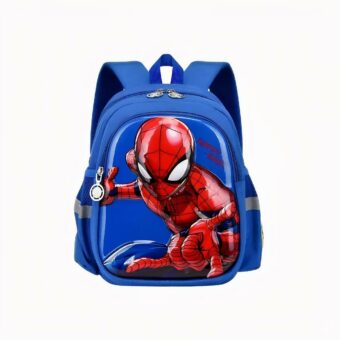 Foto de una bolsa roja de Spiderman, el bolsillo delantero contiene un gran motivo de Spiderman, agitando la mano para crear una tela de araña, el fondo es de color rojo brillante, con Happy Baby escrito a un lado de su cabeza. La bolsa tiene dos bandas reflectantes, y la parte trasera de la bolsa y las correas para los hombros son negras.
