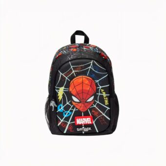 Foto de una mochila de Spiderman, es negra con motivos de tela de araña, la cabeza roja de Spiderman está en el centro, así como una escritura de estilo manga. Alrededor de los bordes de la mochila hay varios motivos de la cabeza de Spiderman con diferente escritura de estilo manga. También aparece el logotipo de Marvel debajo de la cabeza de Spiderman. El fondo de la foto es blanco.
