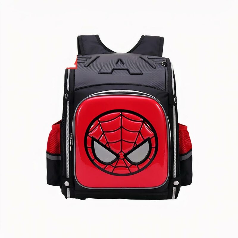 Foto de una mochila de Spiderman. Es negra y roja. En la tapa delantera aparece la cara de Spiderman en un círculo. La letra A está grabada en relieve en la parte superior. En la parte superior izquierda de la imagen está el logotipo de Disney y Marvel. El fondo de la foto es blanco.