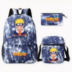 Foto de una mochila de Naruto, con rayos blancos sobre fondo azul. En la parte superior de la bolsa hay un diseño de Naruto, con una diadema azul y una placa gris. Va vestido con un abrigo naranja, azul y beige. A la derecha de la foto, hay una bandolera y un estuche para lápices con el mismo diseño que la bolsa.