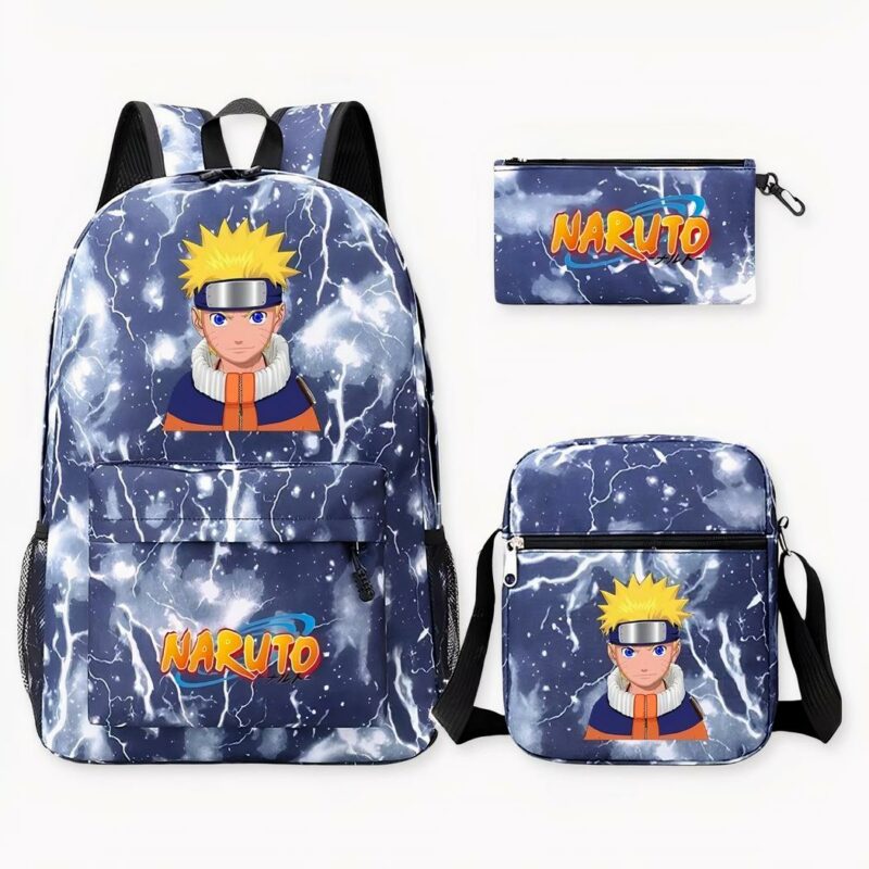 Foto de una mochila de Naruto, con rayos blancos sobre fondo azul. En la parte superior de la bolsa hay un diseño de Naruto, con una diadema azul y una placa gris. Va vestido con un abrigo naranja, azul y beige. A la derecha de la foto, hay una bandolera y un estuche para lápices con el mismo diseño que la bolsa.