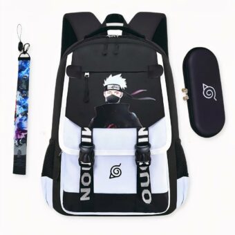 Foto de una mochila negra y gris. Con un tema de Naruto, la mochila tiene varios bolsillos de almacenamiento, en la parte delantera y en los laterales, cerrados por cremalleras o hebillas. El centro de la mochila presenta un diseño de una luna con Naruto agachado frente a ella. A la izquierda, hay un accesorio llavero con un diseño de tres personajes con fuego detrás. A la derecha hay una bolsa negra con el logotipo de Naruto en blanco.
