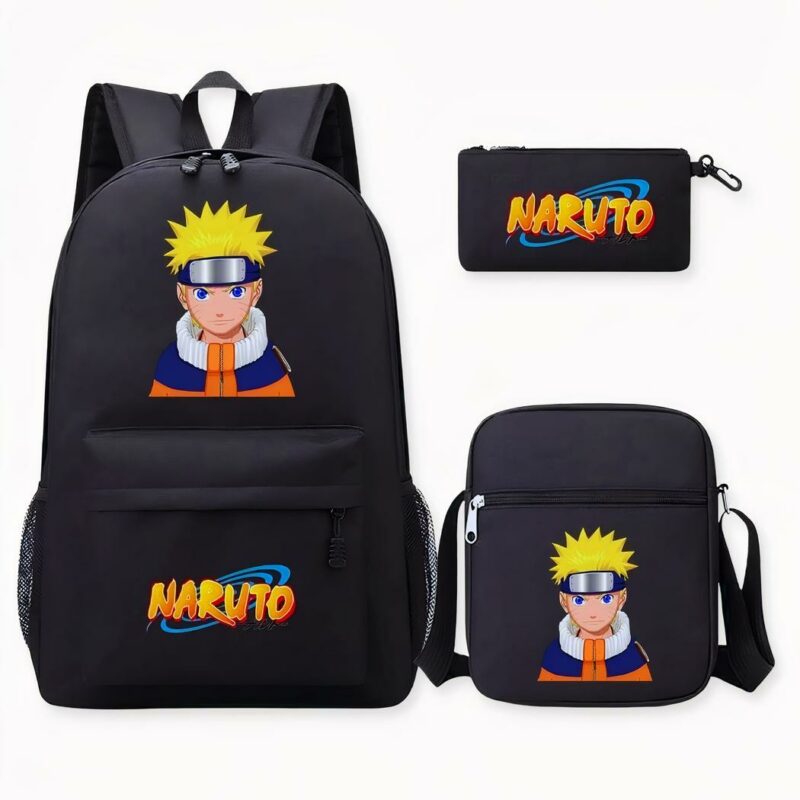 Foto de una mochila de Naruto, con el negro como color principal. Se puede ver la cara de Naruto en la parte delantera de la mochila, vestido con su abrigo azul, naranja y beige y con una diadema azul con un parche gris. Su pelo es amarillo en punta. A la derecha de la imagen, hay una bandolera y un estuche para lápices, ambos con el mismo estampado que la mochila.