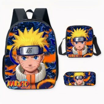 Foto de una mochila de Naruto, con el negro, el azul y el naranja como colores principales. Se puede ver la cara de Naruto en la parte delantera de la mochila, vestido con su abrigo azul, naranja y beige y con una diadema azul con un parche gris. Su pelo es amarillo en punta. A la derecha de la imagen, hay una bandolera y un estuche para lápices, ambos con los mismos motivos que la mochila. El fondo es blanco.
