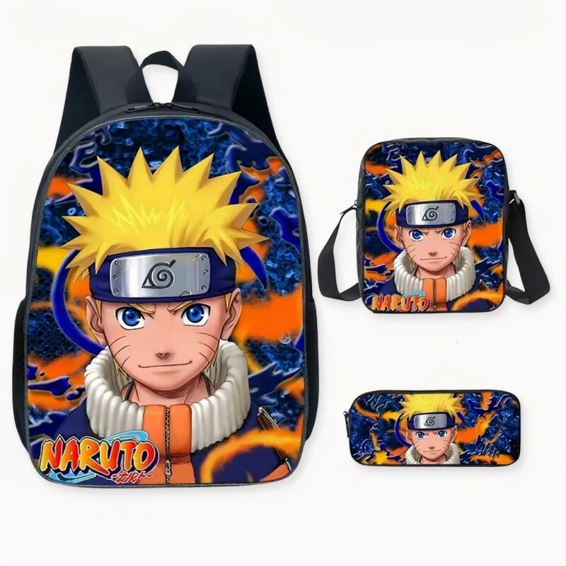 Foto de una mochila de Naruto, con el negro, el azul y el naranja como colores principales. Se puede ver la cara de Naruto en la parte delantera de la mochila, vestido con su abrigo azul, naranja y beige y con una diadema azul con un parche gris. Su pelo es amarillo en punta. A la derecha de la imagen, hay una bandolera y un estuche para lápices, ambos con los mismos motivos que la mochila. El fondo es blanco.