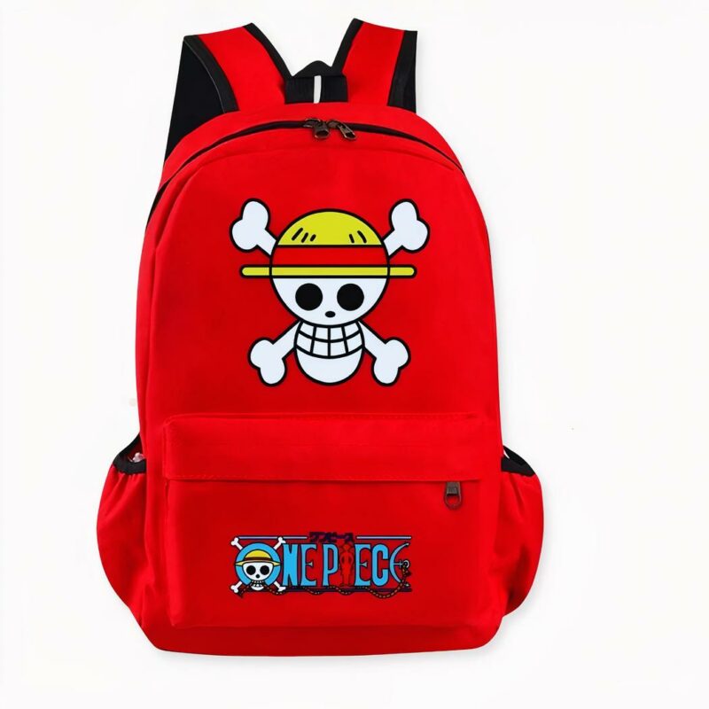 Foto de una mochila roja, con un motivo de calavera y tibias cruzadas que representa a un personaje de la serie de animación One Piece en la parte delantera de la bolsa, y el logotipo de la serie escrito en azul y rojo con el mismo motivo de calavera y tibias cruzadas en el bolsillo delantero. La bolsa también tiene dos bolsillos laterales y un cierre de cremallera. El fondo de la imagen es de color gris claro.