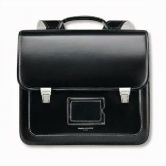 Cartera escolar tradicional negra con tarjetero en la parte delantera, sobre fondo gris claro