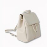 Mochila satchel blanca con fondo gris claro