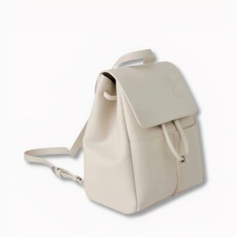 Mochila satchel blanca con fondo gris claro