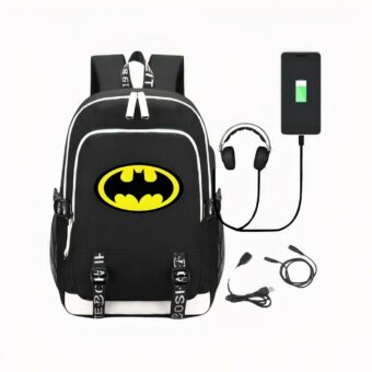 Mochila conectada negra con el logotipo del murciélago batman, con un smartphone conectado, auriculares y 2 cables, sobre fondo blanco