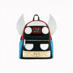 Mochila de niña con el Thor de Marvel en azul, rojo y negro con alas blancas a cada lado, 27 cm de alto, 24 cm de ancho y 13 cm de fondo